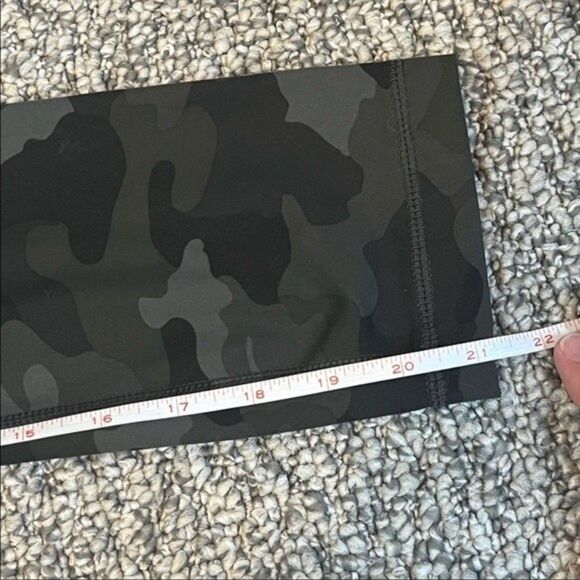 Yogalicious Lux Gray Camo Print Cropped Workout Leggings Size Small - Picture 6 of 7